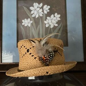 2 Chic, ladies straw hat with feather decoration, one size fits all.
